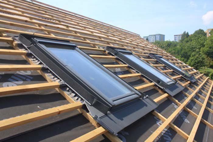 Installation professionnelle de fenêtre de toit Velux